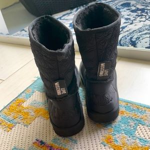 Mochino love both women